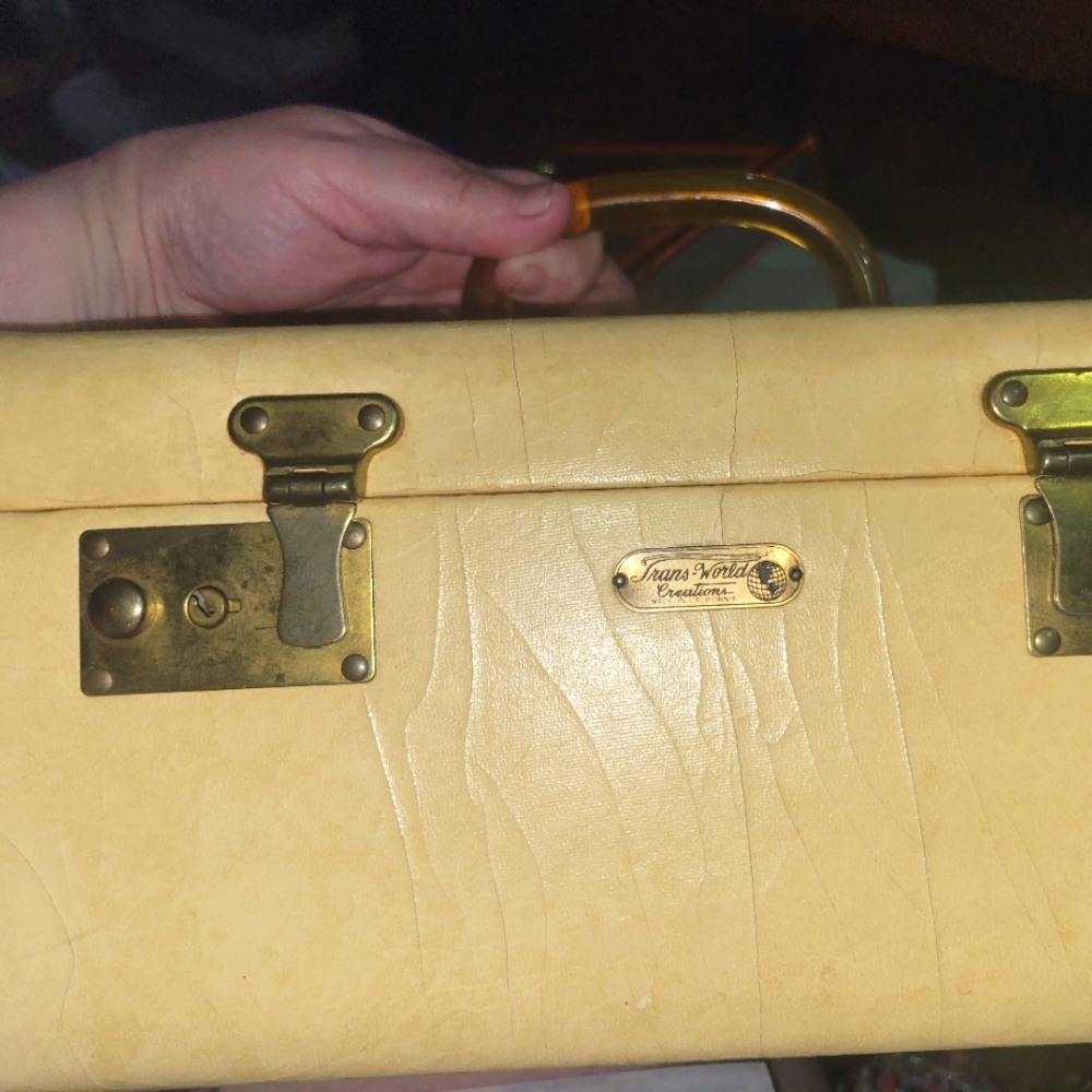 1950 "train case" lugage  this is a vintage piece please look at pics for flaws